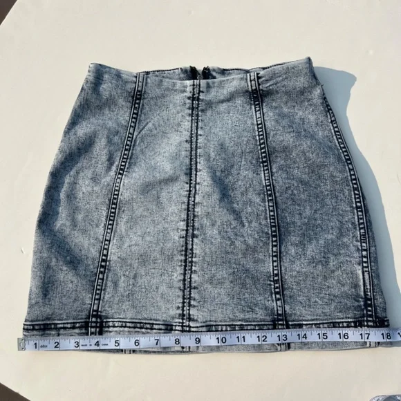 Free People Modern Femme Novelty Mini Indigo Acid Wash Denim Skirt Size: 6 - Picture 7 of 13
